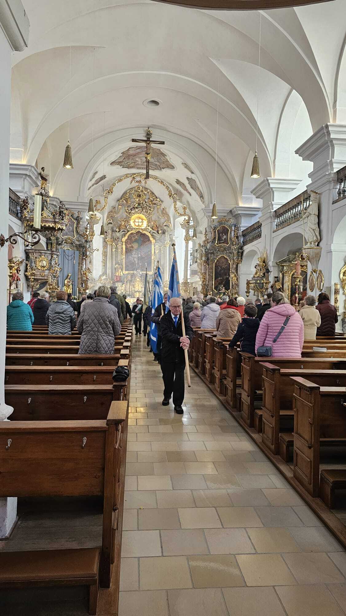 Feierlicher Auszug aus der Pfarrkirche