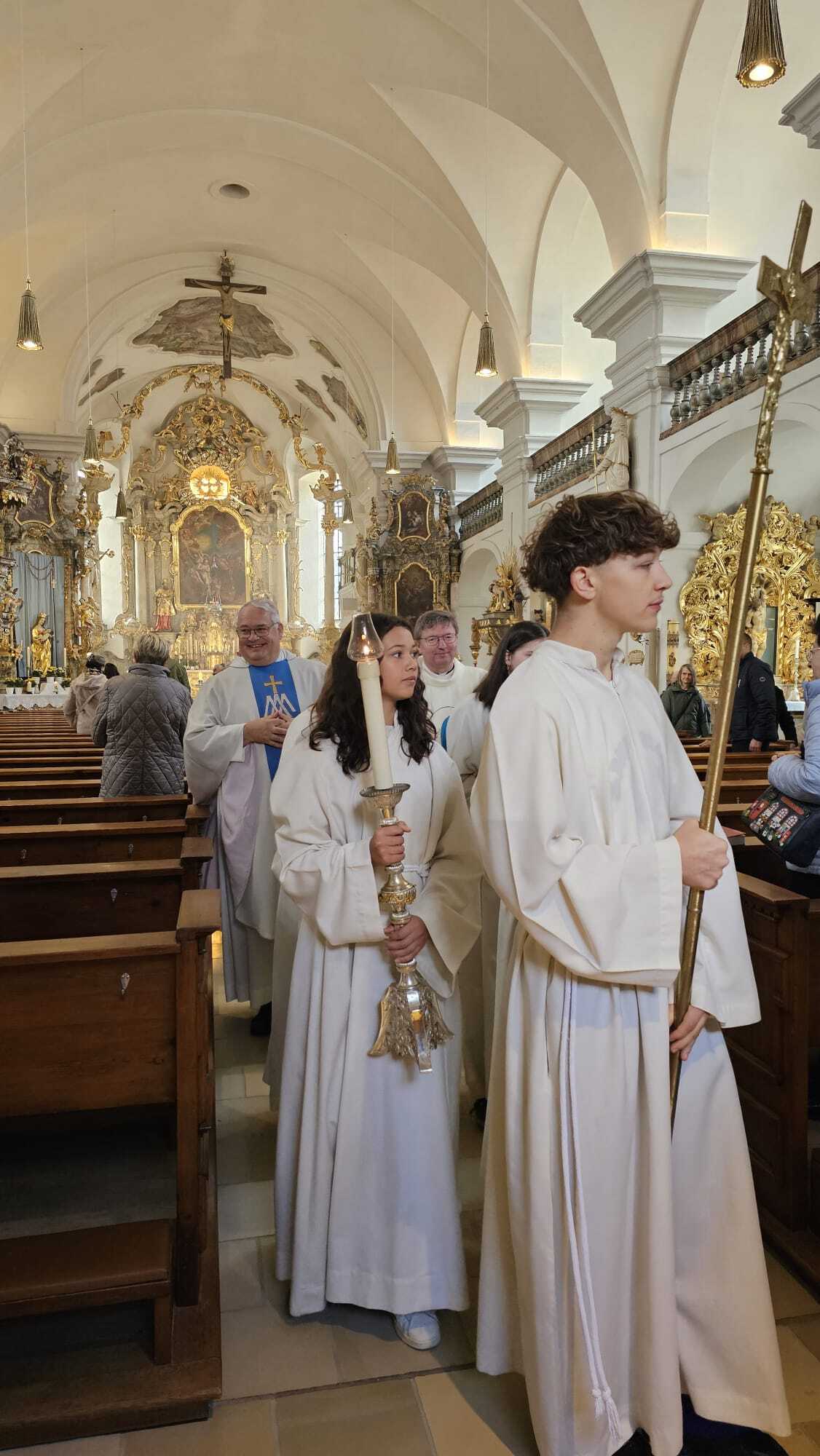Feierlicher Auszug aus der Pfarrkirche