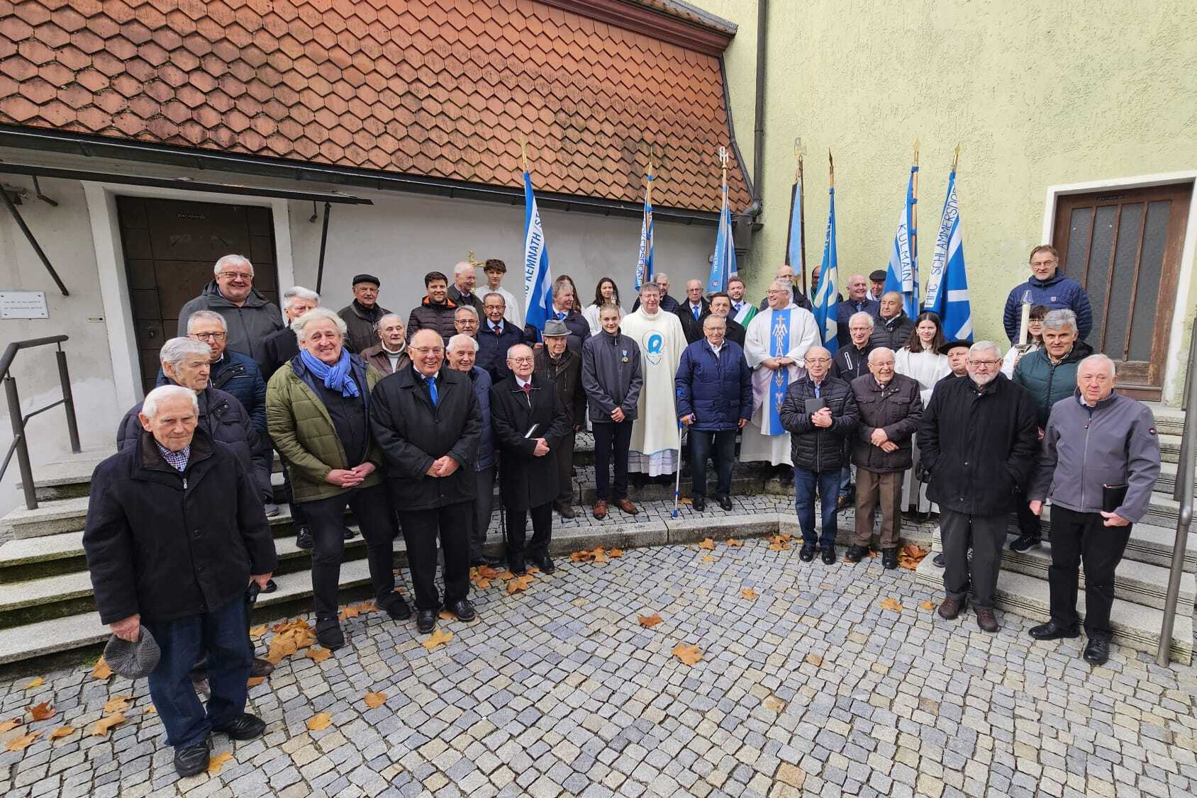 Gruppenfoto vor der Pfarrkirche