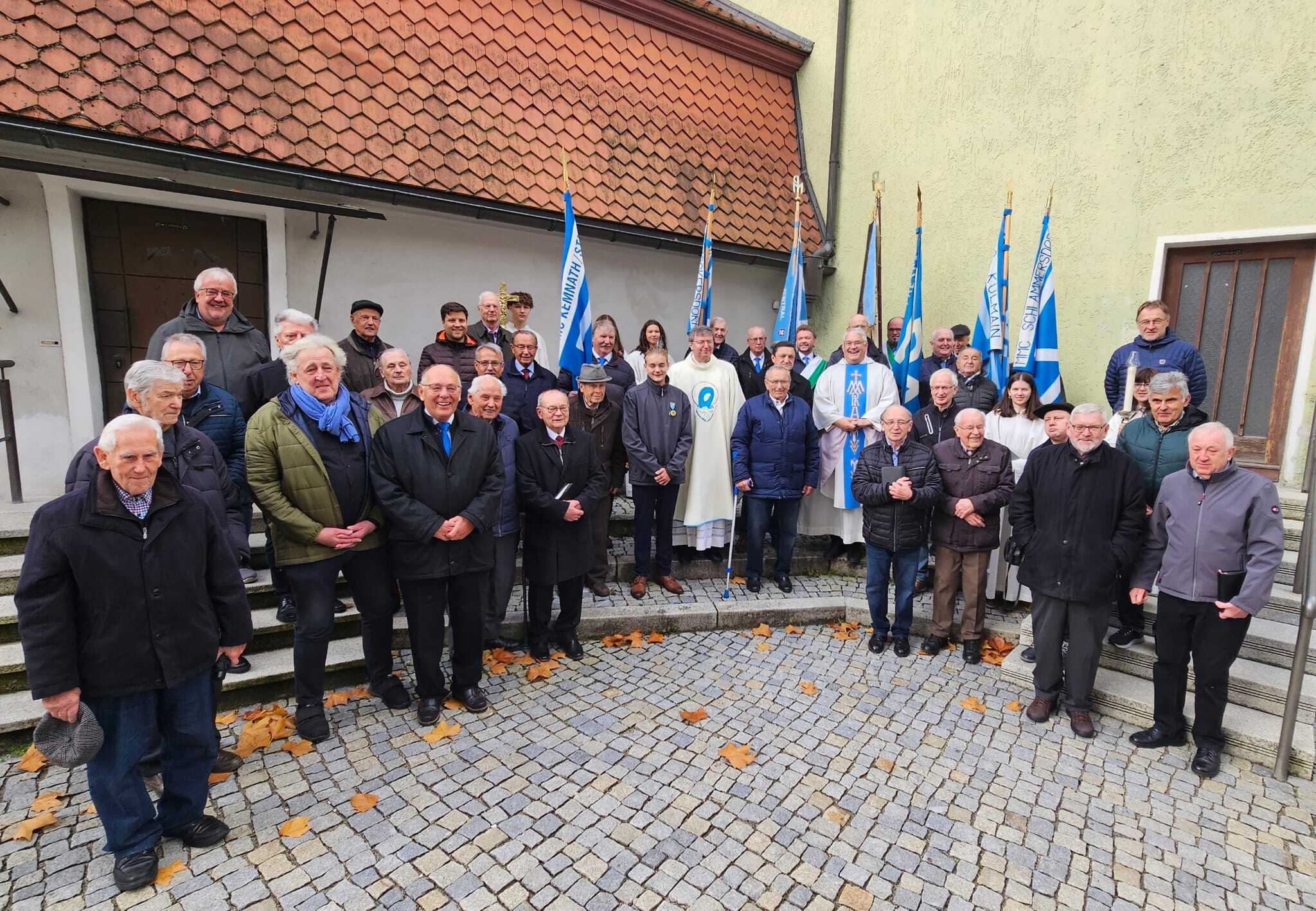 Gruppenfoto vor der Pfarrkirche