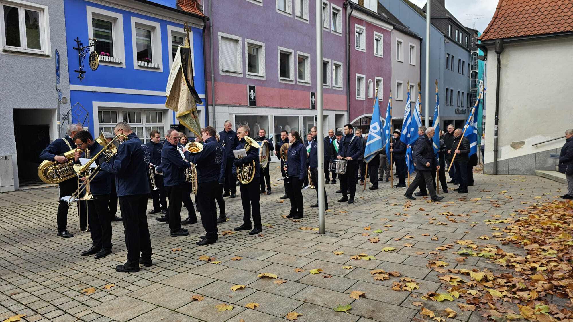 Feierlicher Zug mit Blasmusik zum Place de Laneuveville