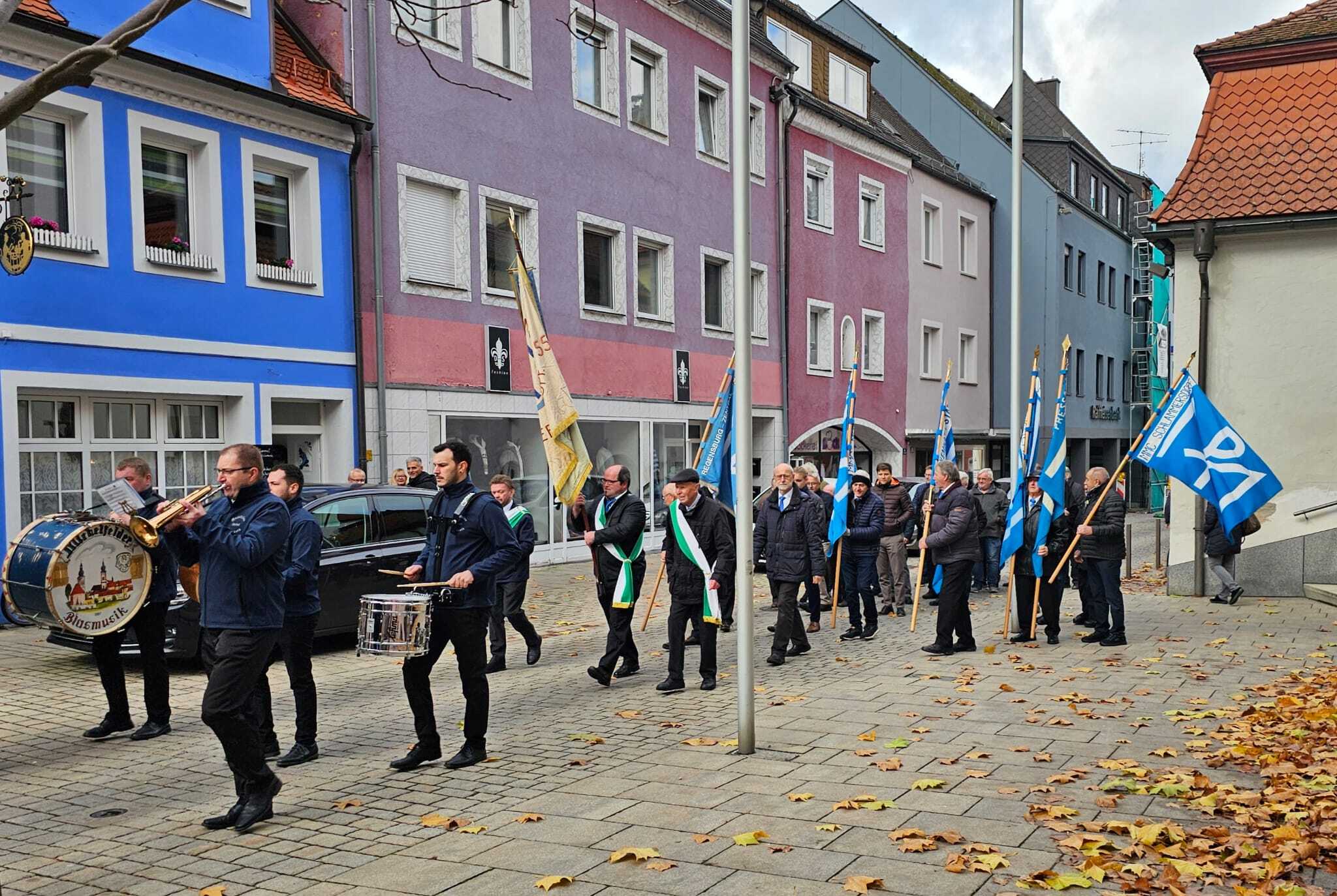 Feierlicher Zug mit Blasmusik zum Place de Laneuveville