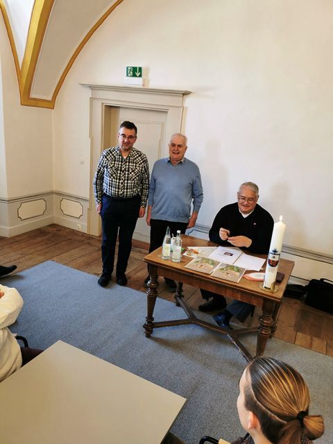 Peter Pilz (li.) aus Regenstauf präsentiert sich als neuer Präfekt, Assistent Max Pravida (mit.) und Zentralpräses Msgr. Thomas Schmid (re.)