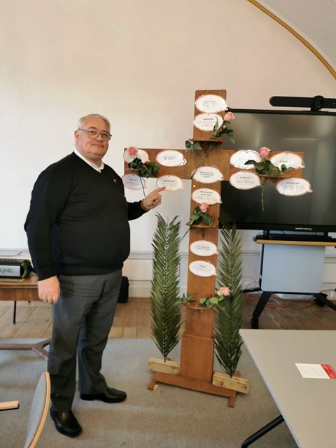 Zentralpräses Msgr. Thomas Schmid präsentiert die Psalmen an dem geschmückten Kreuz.